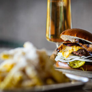 Burgare, öl och pommes frites