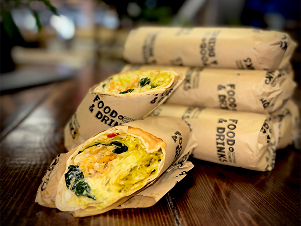 Shawarma Kebab serveras i stenugnsbakat tunnbröd med krispig kålsallad.